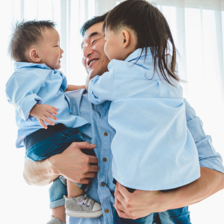 father with toddlers